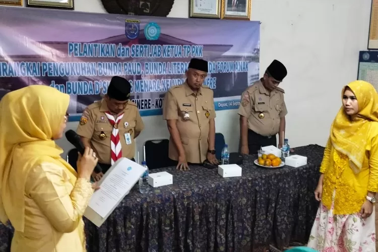 Ketua TP PKK Kecamatan Cinere, Nur Kamelia melantik Ketua TP PKK Kelurahan Cinere, Jamilah yang disaksikan Camat Cinere Mursalim Saimin dan sejumlah lurah. (ALDY RAMA/RADAR DEPOK)