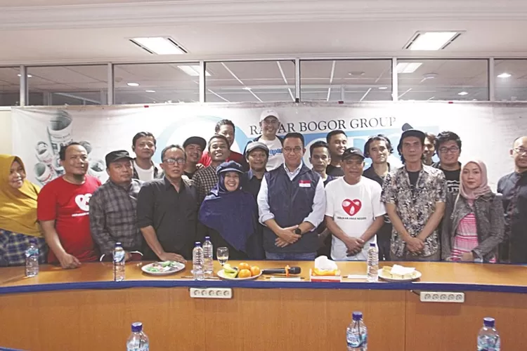 BERES DISKUSI : Bacalon Presiden Anies Baswedan didampingi CEO Radar Bogor Grup Hazairin Sitepu dan Direktur Radar Bogor Grup Ira Nihrawati AS, foto bersama selepas diskusi di Graha Pena Lantai V kantor Radar Bogor, Minggu (17/9). (SOPYANSYAH/RADAR BOGOR)