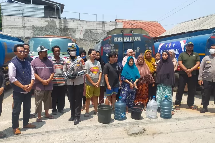 Satlantas Polres Depok melakukan kegiatan Bakti Sosial (Baksos) memberikan bantuan berupa Air bersih dan sembako di RW14, kelurahan Cilangkap, Kecamatan Tapos (Andika Eka )