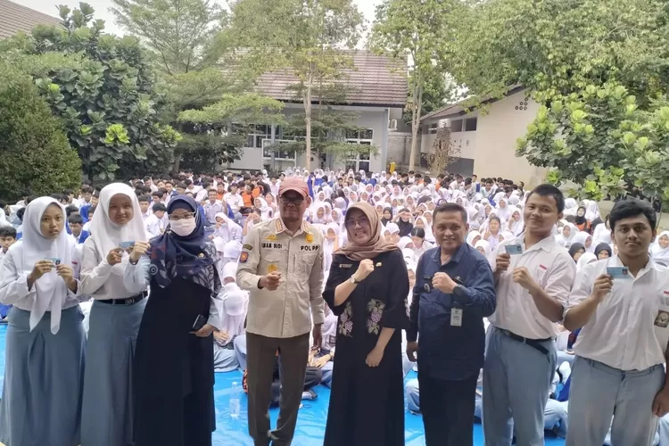 Foto Bersama usai penyerahan KTP-el kepada siswa SMA Negeri 12 Depok (Andika Eka )