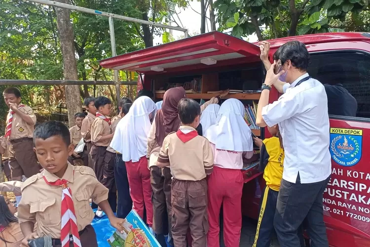 Pelayanan Mobil Pusling milik Diskarpus Depok saat berada di SDN Cipayung 4.