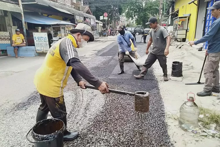 Salah satu kegiatan pengaspalan yang berada di jalan di RW 21 dan RW 22 Kelurahan Mekarjaya, Kecamatan Sukmajaya, beberapa waktu lalu (Andika Eka )