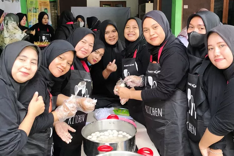 SERU : Pelatihan makanan olahan berbahan dasar ikan lele, yang berlangsung di kediaman Ketua RW4, Kelurahan Duren seribu, Kecamatan Bojongsari, Rabu (20/9). (ALDY RAMA/RADAR DEPOK)