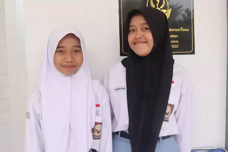 Dua pelajar SMA Negeri 12 Depok, Meysi Mega Utami (kanan) dan Elyana Septika (kiri) usai melakukan perekaman data KTP-el yang dilaksanakan Disdukcapil Kota Depok. (Andika Eka )