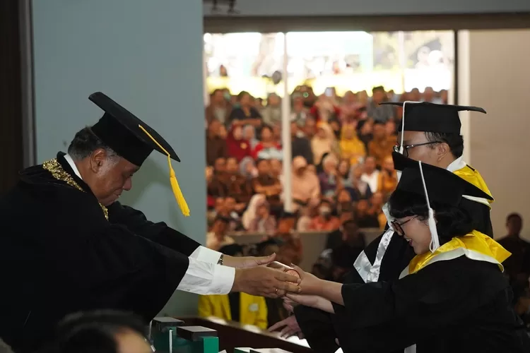 Rektor UI, Prof Ari Kuncoro melakukan wisuda kepada ribuan mahasiswa di di Balairung, Kampus UI, Kamis (21/9). (UI)