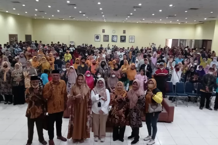 Anggota DPR RI Komisi IX Wenny Haryanto (ketiga dari kiri) saat foto bersama seluruh peserta program mitra kerja dalam sosialisasi Pemberdayaan Masyarakat Melalui Komunikasi, Informasi, dan Edukasi (KIE) di DTC, Pancoranmas, Kota Depok (ARNETKELMANUTU/RADARDEPOK)