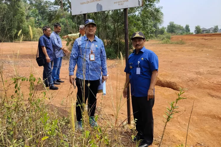 Peninjauan lahan untuk rencana akan dibangunnya Puskesmas Bedahan di wilayah RT1/15, tepatnya di samping SMPN 25 Depok (Aldy Rama)