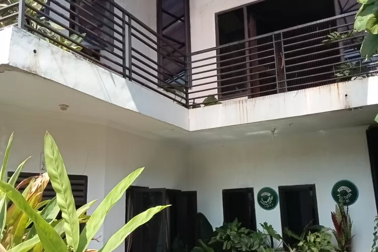 Damkar Depok padamkan api yang berada di dapur warga Komplek Bank Bumi Mandiri (BBD) RT6/3 Blok A No21 A, Kelurahan Mekarsari, Kecamatan Cimanggis (Andika Eka )