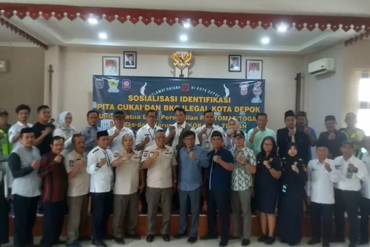 Satpol PP Sosialisasi Identifikasi Pita Cukai dan Barang Kena Cukai Ilegal (BKC) Ilegal kepada warga Cipayung, di aula Kecamatan Cipayung (Andika Eka )