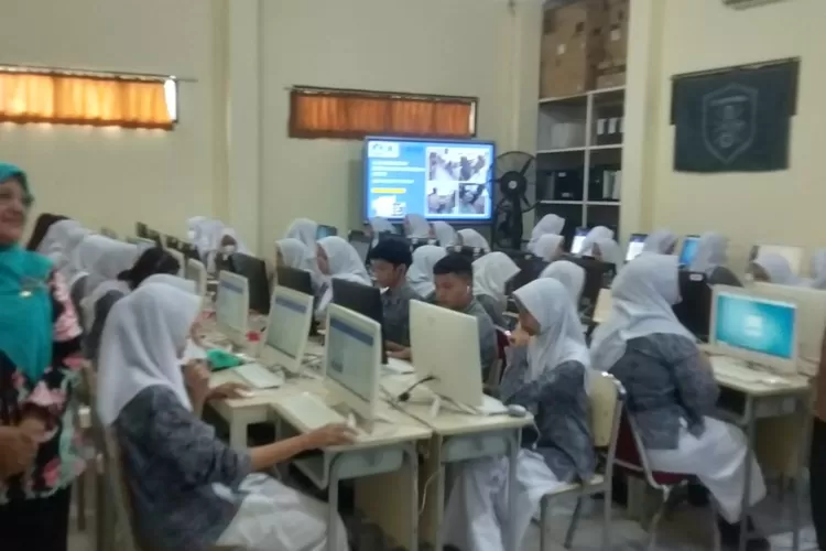 Kepala sekolah SMAN 7 Depok, Zarnifatma memantau jalanya Program UKBI di sekolahnya, Kamis  (Andika Eka)