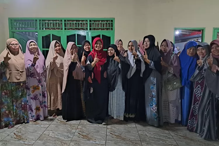 Caleg DPRD Kota Depok dari PKN Dapil Cimanggis, Anjar Setya Widarti saat berjumpa dengan kaum ibu di Cimanggis, Kota Depok (DOK.PRIBADI)