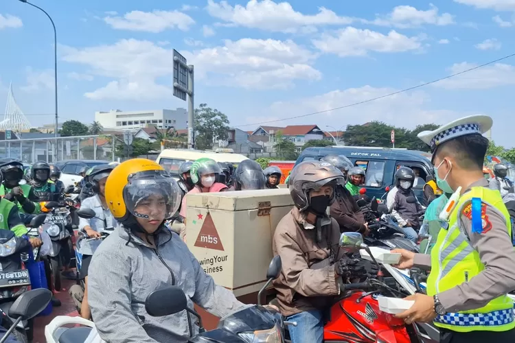 Satlantas Polres Metro Depok kembali menggelar aksi rutinnya bertajuk Jumat Berkah, Jumat (22/9). Aksi ditujukan dengan membari nasi kotak kepada pengendara. (Polres Metro Depok)
