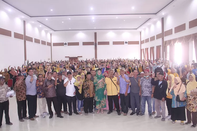 Anggota Komisi IX DPR RI, Wenny Haryanto saat sosialisasi program ketenagakerjaan bersama Kemenaker di wilayah Kelurahan Jatijajar, Kecamatan Tapos (GERARDSOEHARLY/RADARDEPOK)