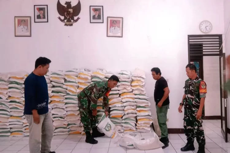 SALURKAN : PT Pos Indonesia bekerjasama dengan jajaran petugas sosial (pilar sosial) Kecamatan Limo, sedang menyalurkan bantuan sosial beras CPP. (RADAR DEPOK)