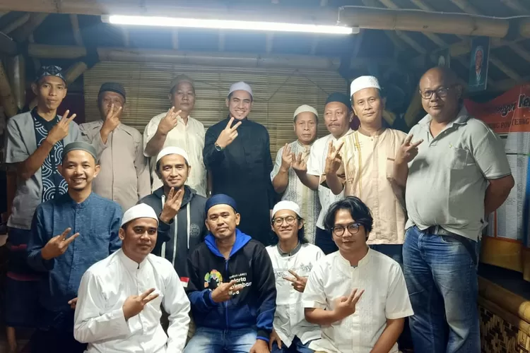 DUKUNGPENUH : Silaturahmi perwakilan warga RW6 Ratujaya dengan Habib Syarif Gasim Husin Al Attas di saung habib, di wilayah Cipayung. (ANDIKA EKA/RADAR DEPOK)