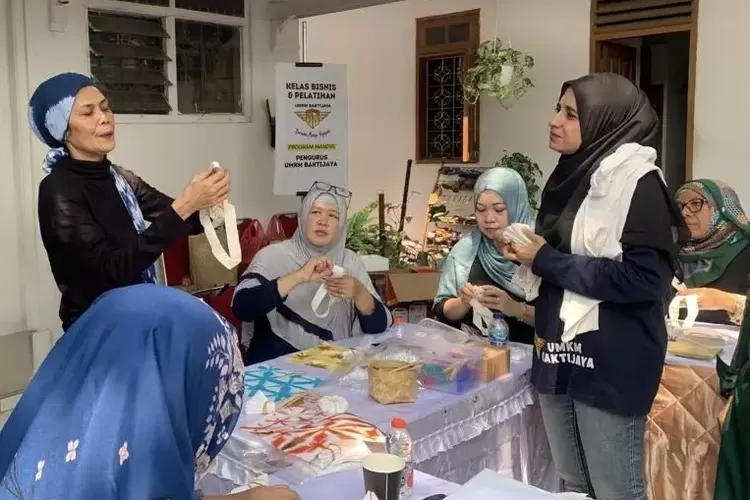 Para anggota UMKM Baktijaya, Kecamatan Sukmajaya saat mengikuti pelatihan Teknik Dasar Shibori Sekka (Andika Eka)