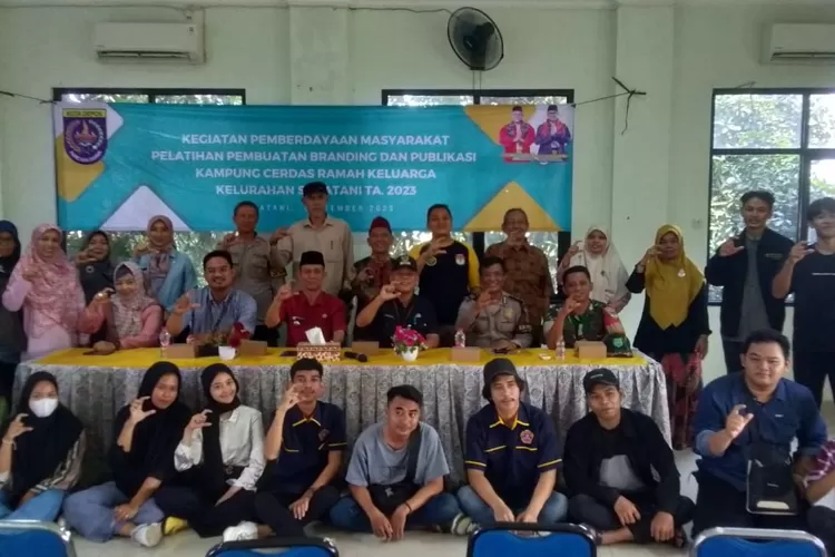 Pelatihan branding dan publikasi bagi warga Kampung Caraka RW2 di aula Kelurahan Sukatani, Kecamatan Tapos (Andika Eka )