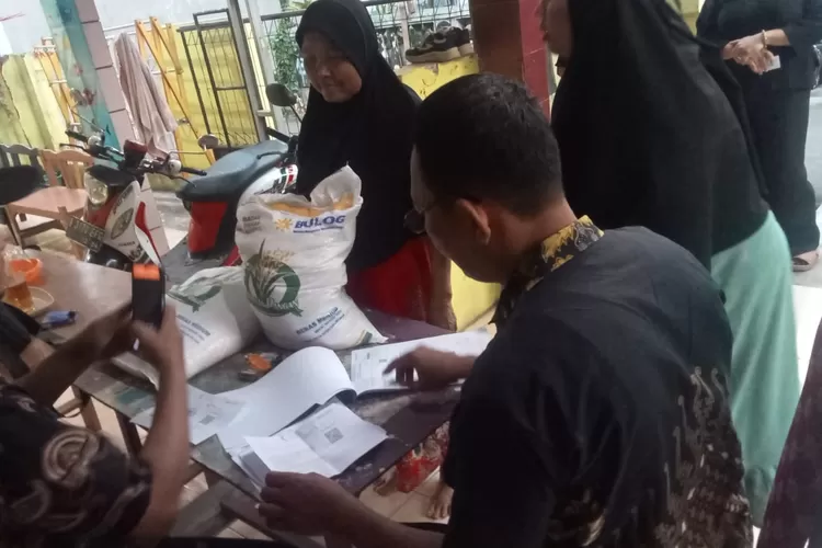 Penyerahan bansos dari Kemensos di RW13 Kelurahan Cimpaeun, Kecamatan Tapos (Andika Eka)