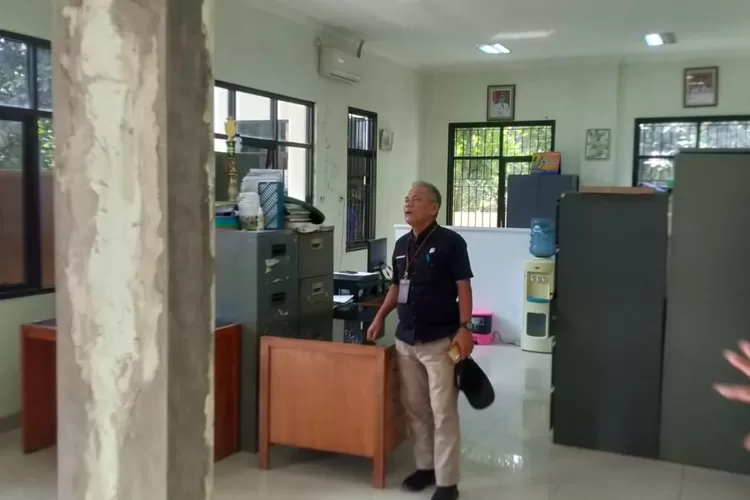 Camat Tapos, Abdul Mutolib meninjau berjalanya pembangunan renovasi kantor Kelurahan Sukatani (Andika Eka )