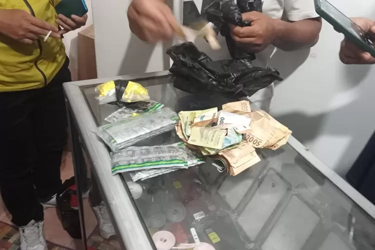 Toko penjual obat-obatan terlarang di Kampung Pedurenan RT5/9,  Kelurahan Harjamukti, Kecamatan Cimanggis (Andika Eka)