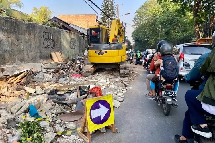 Progres penataan trotoar dan saluran di Jalan Komjen Pol M.Jasin Kelurahan Tugu, Kecamatan Cimanggis oleh DPUPR Kota Depok (Andika Eka )