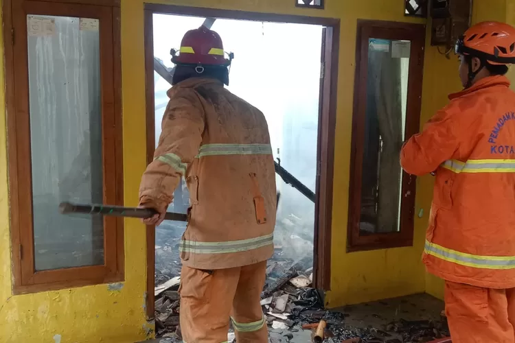 Proses pemadalan api di salah satu rumah di RT2/6 No.10, Kelurahan Leuwinanggung, Kecamatan Tapos (Andika Eka)