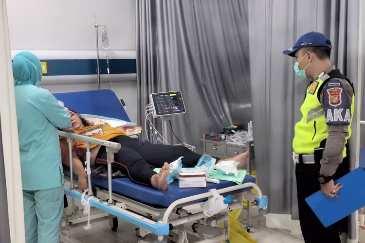 Penanganan korban laka tunggal di Jalan Raya Bogor, Kelurahan Cilangkap, Kecamatan Tapos (Andika Eka )