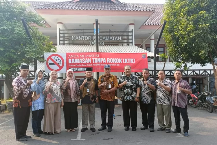 Apel ASN Kecamatan Tapos dalam memperingati hari Batik Nasional dan hari Kesaktian Pancasila di halaman kantor Kecamatan Tapos (Andika Eka)