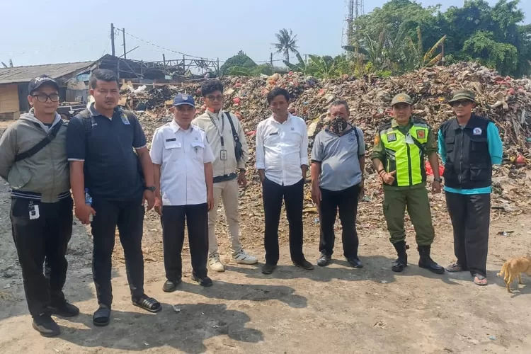 Aparatur Kelurahan Cisalak memantau pengangkutan sampah di RT3/7, Kelurahan Cisalak, Kecamatan Sukmajaya (Andika Eka )