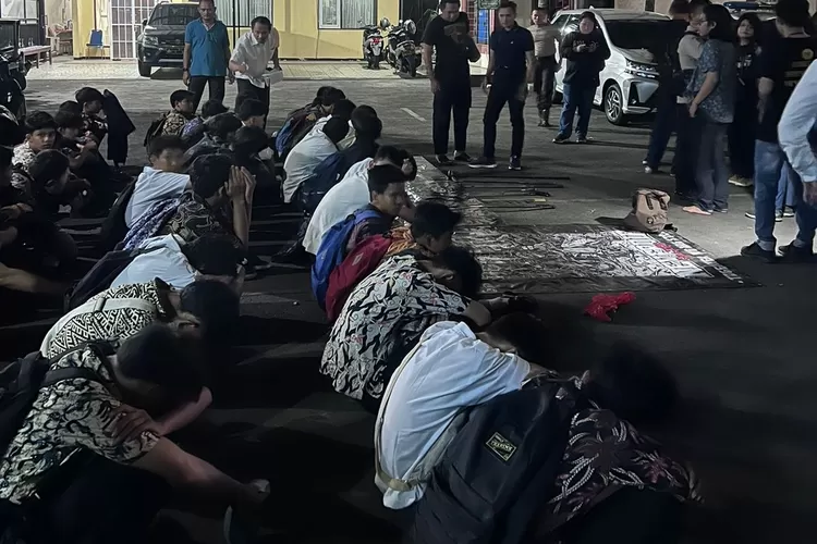 Pengamanan puluhan pelajar yang hendak melakukan tawuran di wilayah Cilangkap, Kecamatan Tapos. (Andika Eka)