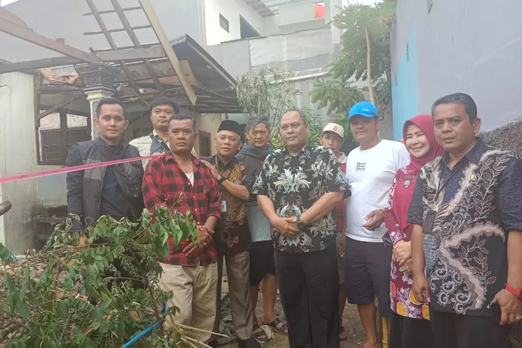 Aparatur Kecamatan Tapos meninjau langsung korban kebakaran yang berada di RT2/6 Kelurahan Leuwinanggung, beberapa waktu lalu (Andika Eka )