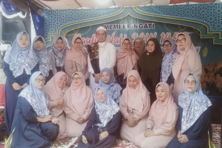 Foto bersama usai melaksanakan peringatan Maulid Nabi Muhammad SAW 1445 Hijriah di RT8/6 Kelurahan Ratujaya, Kecamatan Cipayung (Andika Eka )