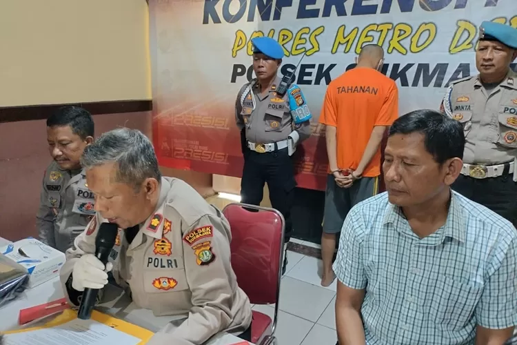 Kapolsek Sukmajaya Kompol Margiono, merilis pemuda berinisial MPL (22) yang sudah puluhan kali melakukan aksi pencurian di warung sembako, di wilayah Sukmajaya, Kota Depok. (Polsek Sukmajaya)
