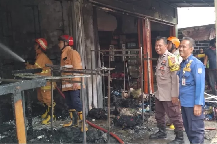 Proses pemadaman api yang membakar ruko di jalan Kampung Bulak Timur RT2/9 Kelurahan/Kecamatan Cipayung, kebakaran, Selasa (4/10). (Pemkot Depok)