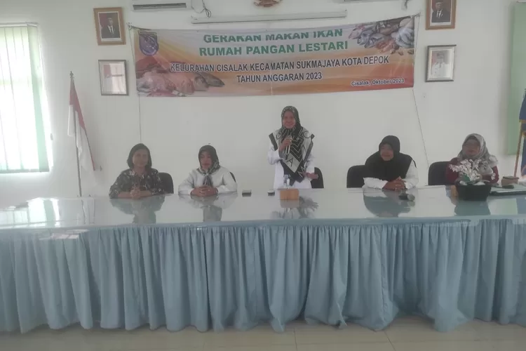 Lurah Cisalak, Rini Ekasari memberikan sambutan dan arahan pada acara pembukaan kegiatan Sosialisasi Gerakan Makan Ikan RPL di aula kantor Kelurahan Cisalak, Kecamatan Sukmajaya. (ANDIKA EKA/RADAR DEPOK)