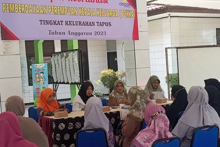 Pembinaan puluhan anggota Pekka oleh Dinas Pemberdayaan Perempuan, Perlindungan Anak, Pengendalian Penduduk dan Keluarga Berencana (DP3AP2KB) di Aula Kelurahan Tapos, Depok. (Pemkot Depok)
