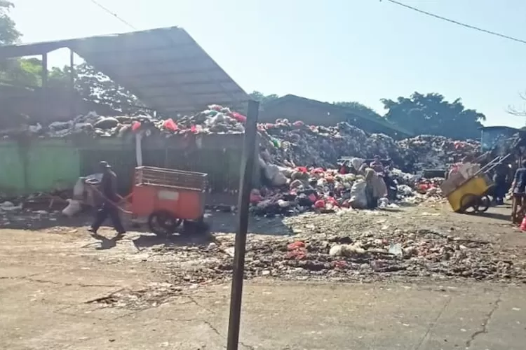 Penumpukan sampah yang terjadi di TPS Cisalak hampir menjadikan gunung sampah. (ist)