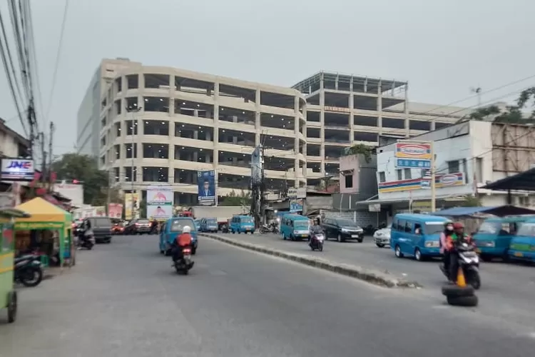  MEGAH : Gedung Depok Logistik Property (DLP) di RW6 Kelurahan Jatijajar, Tapos Kota Depok dinilai belum penuhi janji soal penyerapan tenaga kerja. (ANDIKA EKA/RADAR DEPOK)