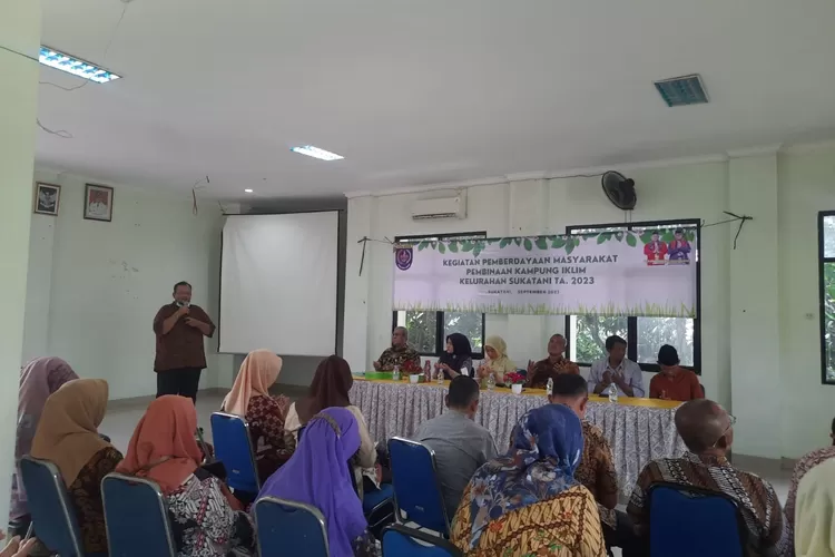 Kegiatan pemberdayaan masyarakat, pembinaan kampung iklim di aula Kelurahan Sukatani, Kecamatan Tapos (Andika Eka)