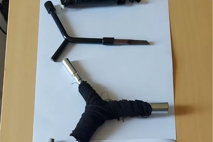 Barang bukti yang disita oleh Polsek Sukmajaya, yaitu kunci letter T, obeng, gunting, kunci L, dua gagang kunci letter T. (ist)
