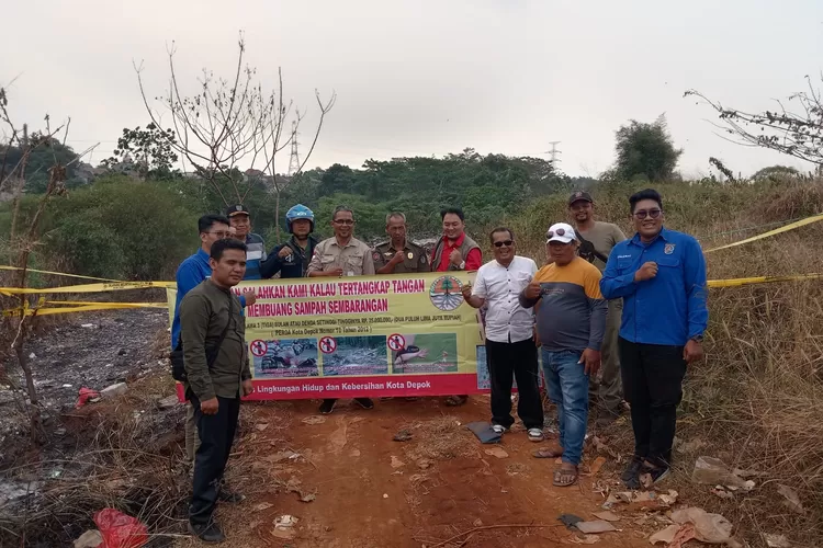 Sejumlah warga RT7/7 Kelurahan Pasir Putih, Kecamatan Sawangan, beserta aparatur kelurahan setempat dan dinas terkait, membentangkan spanduk larangan buang sampah sembarangan di Tempat Pembuangan Sampah (TPS) ilegal sekitar Tanah Merah Cipayung Jaya, Kota Depok. (Aldy Rama )