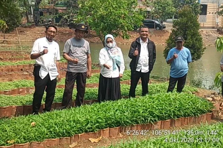 Aparatur Kelurahan Cilangkap meninjau lokus P2L di lokus Kampung Caraka terletak RW3 Kelurahan Cilangkap, Kecamatan Tapos. (Andika Eka)