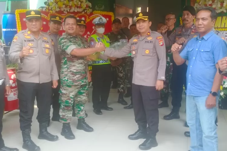 Kapolsek Cimanggis, Kompol Arief Budiharso dan disambut hangat oleh Danramil 06/Cimanggis, Mayor Inf Panjaitan pada perayaan HUT TNI ke-78 di Makoramil 06 Cimanggis (Andika Eka )