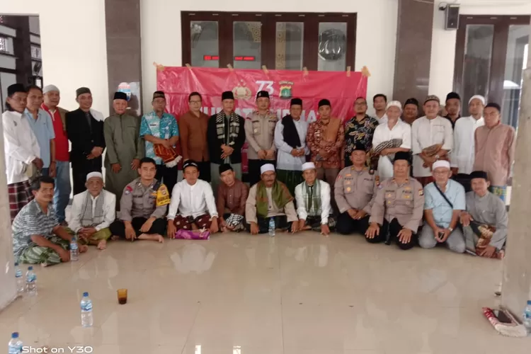 Kegiatan program Jumat keliling dan Jumat Curhat yang dilakukan Polsek Pancoranmas di Masjid Jami An Najat, RW6 Kelurahan Ratujaya, Kecamatan Cipayung. (Andika Eka)