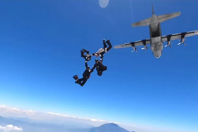 Penampilan Tim Falcon Denpandutaikam Brigif Para Raider 18/Trisula  (DOK.PENKOSTRAD)