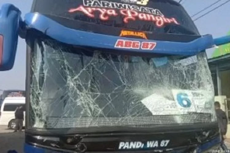 RUSAK : Penampakan bus yang membawa rombongan SMPN 3 Depok usai terlibat kecelakaan di Tol Cipali, Kamis (5/10). (INSTAGRAM)