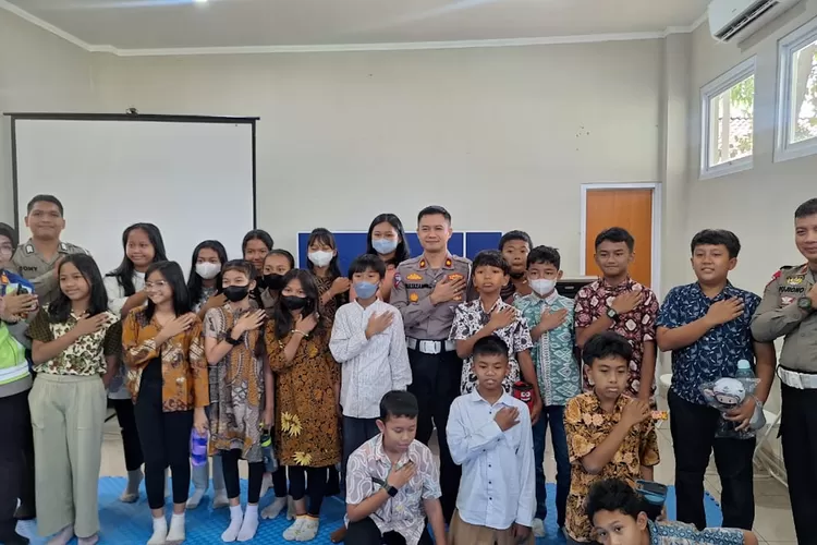 Satuan Lalu Lintas Polres Metro Depok bertatap muka dengan siswa Pratiwi School, dalam upaya memberi sosialisasi pencegahan perundungan di sekolah, Jumat (6/10 pagi. (Polres Metro Depok)