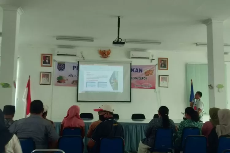 Kegiatan sosialiasi pemberian bantuan program CSR Kepada masyarakat Kelurahan Cisalak, Kecamatan Sukmajaya, di aula kelurahan (Andika Eka)