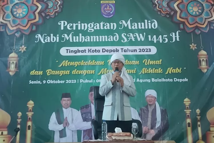 Pendakwah Abdullah Gymnastiar atau Aa Gym mengisi tausiah dalam Peringatan Maulid Nabi Muhammad SAW 1445 H, di Masijd Agung Balaikota Depok, Senin (9/10). (Atfal/Radar Depok)