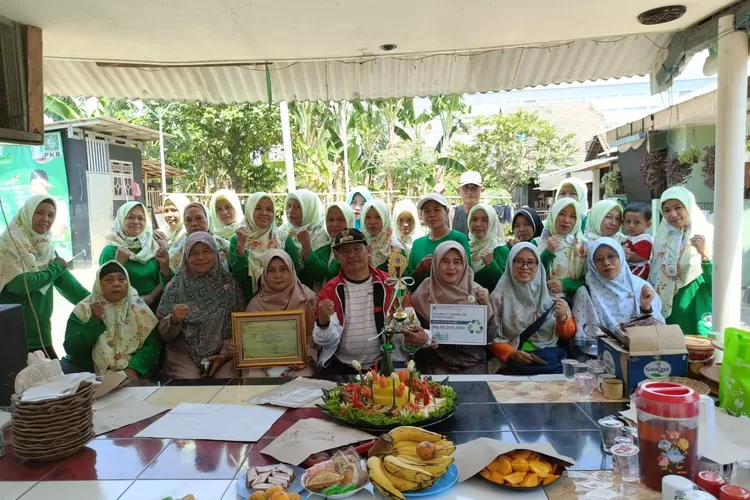 Bank Sampah RW7 menerima piala dan hadiah uang pembinaan dari lomba 3R yang dilaksanakan DLHK Kota Depok (Andika Eka )